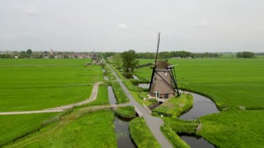 Hollanda 'nın Streefkerk köyünde tarihi Achtkante rüzgar gülü.