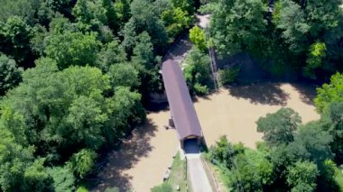 Ohio eyaletinin Ashtabula ilçesindeki köprüde dere manzaralı.