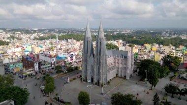 Mysore, Hindistan - Kasım 04, 2022: Tarihi St. Philomena Katedrali 1936 yılında Mysore City, Karnataka eyaletindeki Neo-Gotik tarzıyla inşa edildi.,