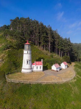 Oregon 'da Pasifik Sahili boyunca uzanan tarihi Heceta Baş Feneri.