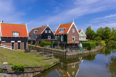 Hollanda 'nın güzel Marken adasında renkli tipik Hollanda tarzı evler.