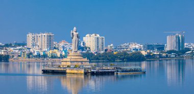 Hyderabad, Telangana, Hindistan - 25 Ekim 2022: Hyderabad, Hindistan 'da Buda heykeli, Hüseyin sagar gölünün ortasına dikilmiş dünyanın en uzun heykeli..