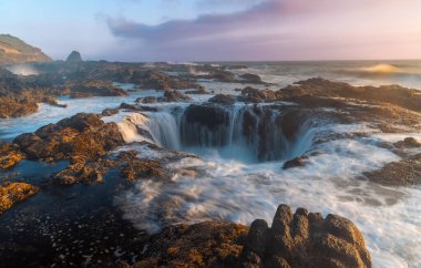 Thor 'un Kuyusu' ndaki okyanus suyu gün batımında Cape Perpetua, Oregon Sahili 'nde akar..