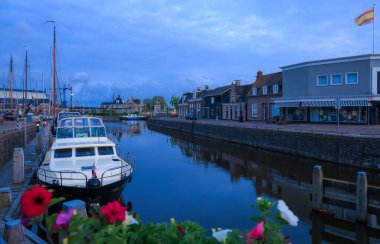 GIETHOORN, NETHERLANDS - 15 Mayıs 2023: Hollanda 'nın ünlü Giethoorn köyündeki turist alışveriş caddesi ve botting limanı. Eurpoe 'da popüler arabasız köy.