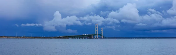 Super Panoramic View Mighty Mackinaw Bridge Complete View Dramatic Clouds — Stock Photo, Image