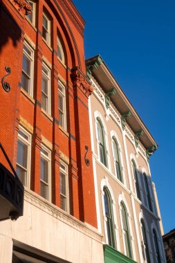 Grand Rapids, Michigan 'da akşam güneşi altında mavi gökyüzüne karşı eski miras binaları