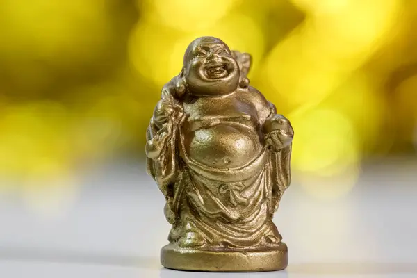 Vista Cerca Estatua Buda Sonriente Sobre Fondo Dorado — Foto de Stock