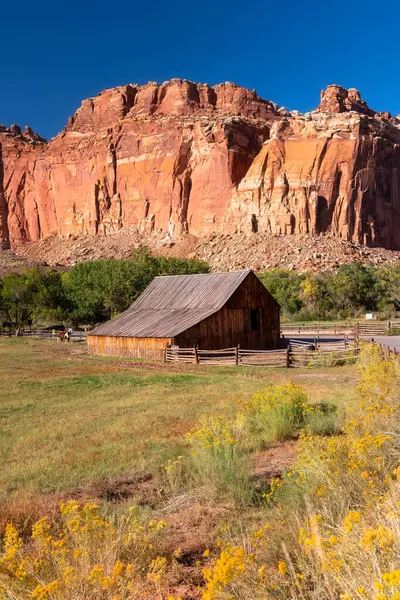 Fruita 'daki tarihi ahır, Capitol Resifi Ulusal Parkı, Utah.