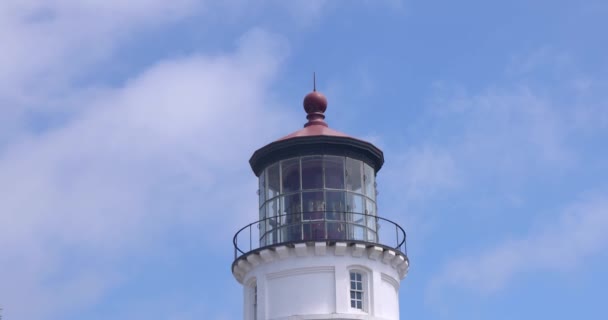 Umpqua River Lighthouse Museum Ved Stillehavskysten Oregon Med Blå Himmel – stockvideo