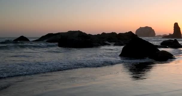 俄勒冈州的班顿海滩上的海山景观与日落相映衬 — 图库视频影像