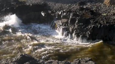 Cape Perpetua, Oregon 'da volkanik kayalara çarpan uzun dalgalar.