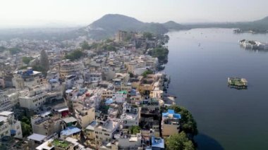 Udaipur, Rajasthan, Hindistan - 16 Ekim 2022: Udaipur 'daki hava manzaralı şehir sarayı, güzel gölleri, sarayları ve tarihi önemiyle bilinir. Şehir 1559 yılında kuruldu..