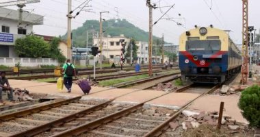 VİJAYAWADA, Hindistan - 31 Ekim 2022: Vijayawada, Hindistan 'da yavaş hareket eden yolcu treni. Hint Demiryolları yılda yaklaşık 7.500 milyon yolcu taşır..