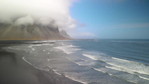 Malowniczy Krajobraz Gór Vestrahorrn Czarnej Plaży Piaskowej Islandii — Wideo stockowe