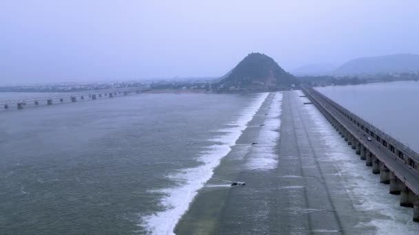 Historiska Prakasam Barrage Som Förbinder Distrikten Krishna Och Guntur Vijayawada — Stockvideo