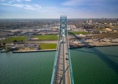Detroit, Michigan ABD - 15 Nisan 2023: Büyükelçi Köprüsü Kuzey Amerika 'daki en büyük uluslararası asma köprü olmaya devam ediyor.