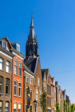 Delft, Hollanda - 12 Mayıs 2023 - Oude Kerk, Hollanda 'nın Delft kentinde 75 metre yüksekliğindeki dikey tuğla kuleden yaklaşık iki metre eğimli tarihi bir kilise..