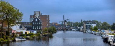 BODEGRAVEN, NETHERLANDS - 14 Mayıs 2023: Hollanda 'nın tüm büyük şehirlerinden eşit uzaklıkta bulunan Bodegaven şehir manzarasının panoramik görünümü.