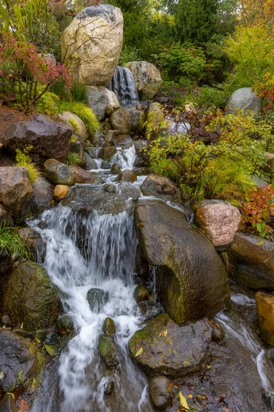 ミシガン州グランドラピッズ フレデリック メイヤー庭園の風光明媚な滝 — ストック写真