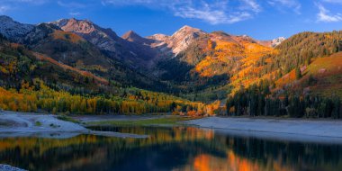 Utah, Wasatch sıradağları, akşam güneşinin altında Manzaralı Gümüş Göl rezervuarı manzarası.