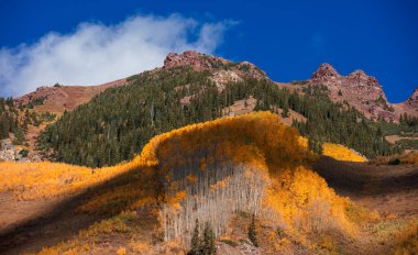 Colorado 'da Iconic Maroon çanları önünde renkli sonbahar ağaçları