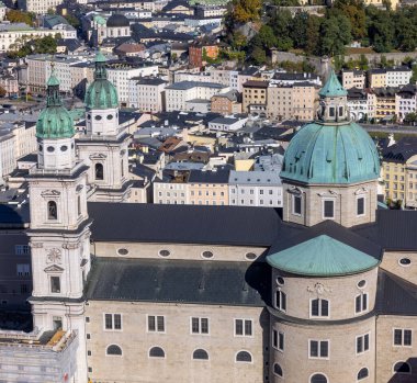 Salzburg Katedrali 'nin havadan görünüşü. Aziz Rupert ve Virgil Katedrali, Roma Katolik Kilisesi 'nin başpiskoposluğunun bir katedralidir..