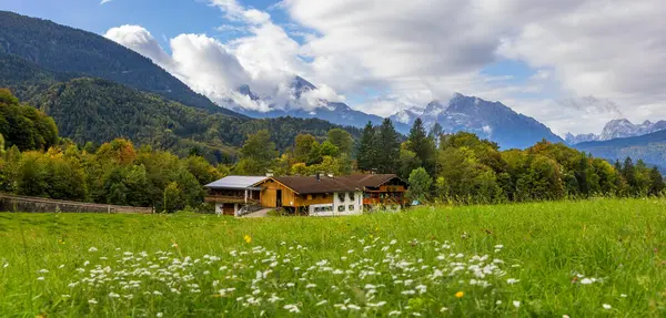 Hagyományos Faház Festői Környezete Berchtesgaden Melletti Réten Németország — Stock Fotó