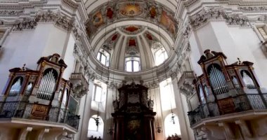 Salzburg, Avusturya - 16 Ekim 2023: Salzburg Katedrali. Aziz Rupert ve Virgil Katedrali, Roma Katolik Kilisesi 'nin başpiskoposluğunun bir katedralidir..