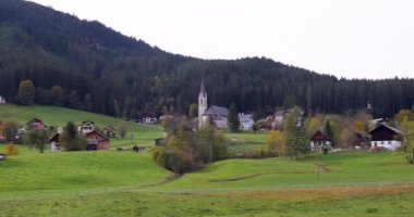 Avusturya 'daki Gosau köyü, Alp dağlarının ortası..