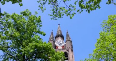 Oude Kerk, Hollanda 'nın Delft kentindeki tarihi bir kilise. 75 metre yüksekliğinde bir tuğla kule..