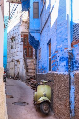 Blue City Jodhpur, Hindistan 'ın dar sokaklarında eski bir scooter..