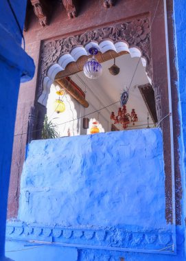 Blue City, Jodhpur, Hindistan 'ın dar sokaklarından tarihi ev ve balkon dış görünüşü