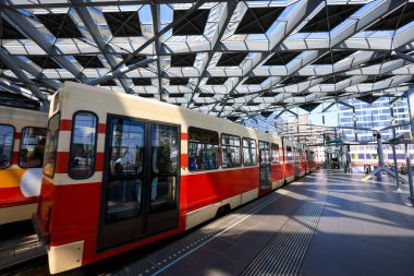 Modern Dan Hague merkez tren istasyonunda yolcu treni.