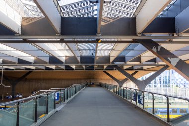 Rotterdam, Hollanda, 13 Mayıs 2023, Rotterdam Centraal İstasyonu, her gün, otobüs, tramvay, metro trenini kullanmak için Merkez İstasyonu 'ndan yaklaşık 110 bin yolcu geçiyor..