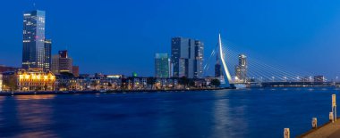 ROTTERDAM, NETHERLANDS - 13 Mayıs 2023: Hollanda 'daki Leiden şehri kanalları boyunca modern binalar ve Erasmusbrug.