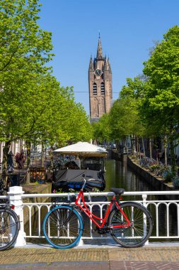 Delft, Hollanda - 12 Mayıs 2023 - Oude Kerk, Hollanda 'nın Delft kentinde 75 metre yüksekliğindeki dikey tuğla kuleden yaklaşık iki metre eğimli tarihi bir kilise..