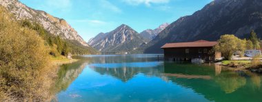 Avusturya Alp dağlarındaki Manzaralı Heiterwangersee Gölü manzarası.