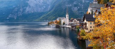 Güzel Hallstatt kasabasının panoramik manzarası ve Avusturya 'daki Hallstattersee