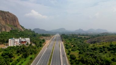 Mysore, Hindistan - 3 Kasım 2022: Bangalore 'dan Mysore karayoluna tepeden aşağı bakış 2022 yılında Hindistan' da tamamladı.