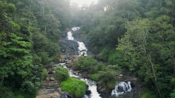 位于印度卡纳塔克邦库格的科泰修道院瀑布的空中景观 — 图库视频影像