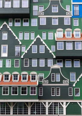 Zaandam, Hollanda 'da modern mavi ve yeşil renkli geleneksel Hollanda tarzı binalar.