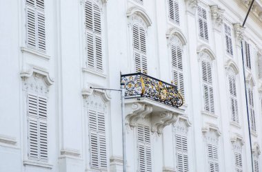 Avusturya 'nın Innsbruck kentinde tarihi İmparatorluk Sarayı' nın dış duvarında tek bir metal demiryolu balkonu var..