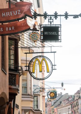 Innsbruck, Avusturya - 18 Ekim 2023: Innsbruck tarihi kentinde McDonalds imzası, dünyaca ünlü bir Amerikan fast food zinciri..