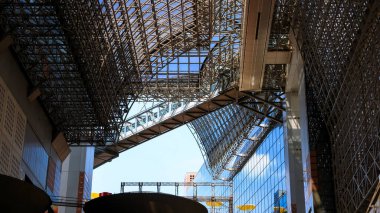 Kyoto tren istasyonu ve alışveriş merkezinin modern mimarisi