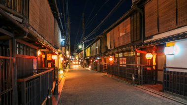 Kyoto, Japonya - 8 Ağustos 2019. Dünyaca ünlü miras sitesi Gion Bölgesi, Kyota şehrindeki Antik Cadde..