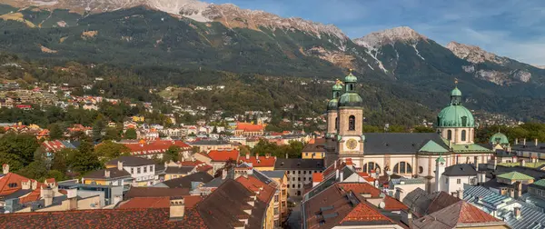 Innsbruck, Avusturya - 18 Ekim 2023: Innsbruck, Avusturya 'daki renkli tarihi binaların panoramik görünümü