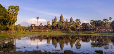 SIEM REAP, Kamboçya- 14 Aralık 2023: Dünyanın en büyük Hindu ve Budist dini abidesi Angkor Wat 'ın dış görünüşü. UNESCO Dünya Mirası.