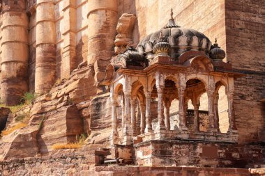 Milattan sonra 1459 yılında Hindistan 'ın Jodhpur kentindeki Mehrangarh kalesinde inşa edilen tarihi pavyon..