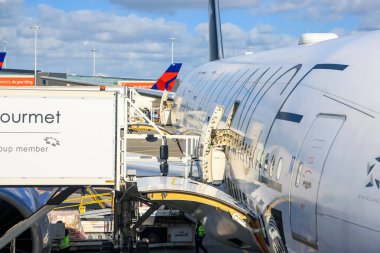 Amsterdam, Hollanda - 06 Ekim 2022: Amsterdam Schiphol Uluslararası Havaalanı, terminal kapısı.