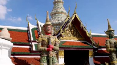 Dev iblis heykelleri ve Bangkok, Tayland 'daki Wat Phra Kaew tapınağının karmaşık mimarisi..